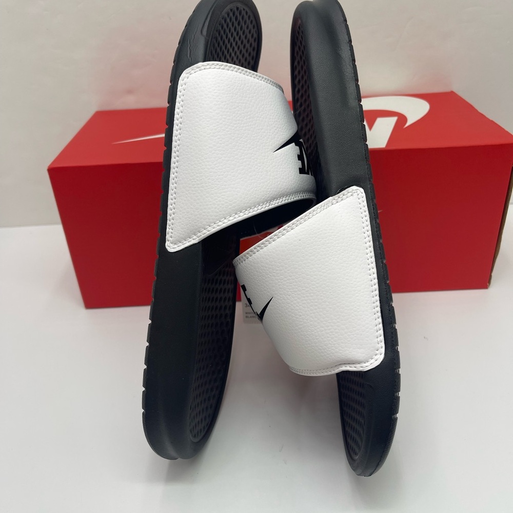 Nike Benassi JDI
Men's Slides Black and White Slides - Picture 12 of 16